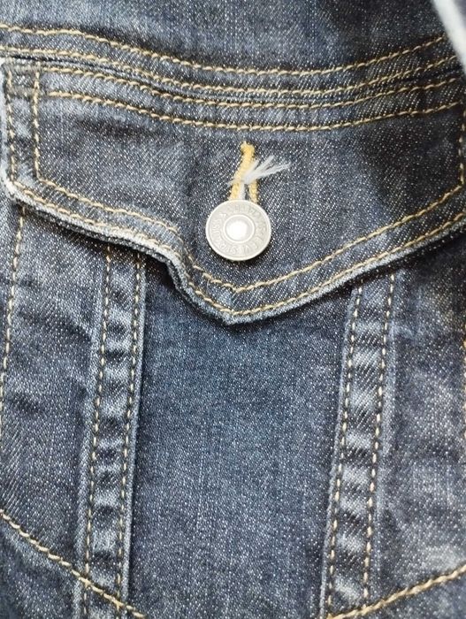 Geaca de blugi Levi's trucker, usor cambrat, barbati, L, in stare buna, usor purtati, achizitionat in SUA