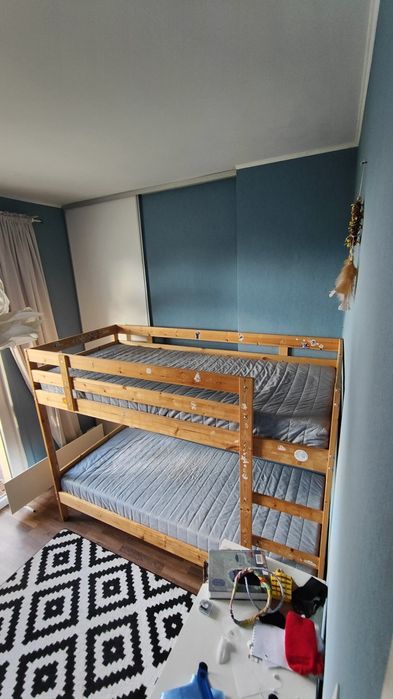 Двуетажно дървено легло Ikea mydal с два пружинни матрака