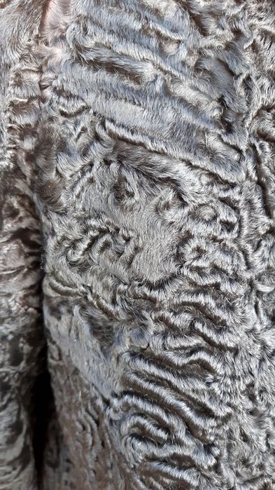 Продается шуба каракуль