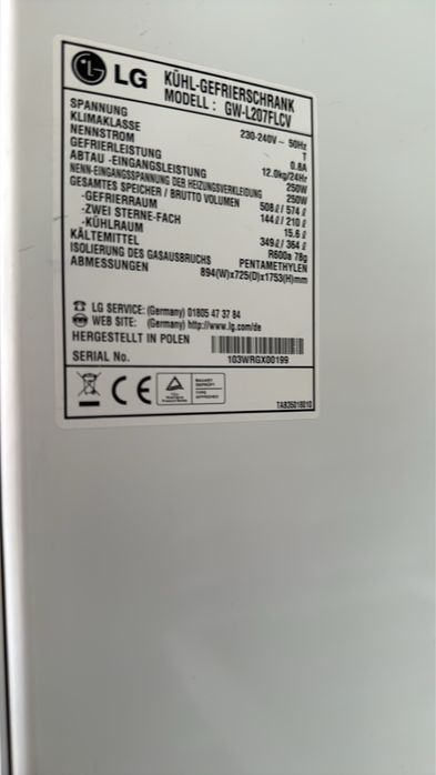 Продавам двокрилен  хладилник с фризер