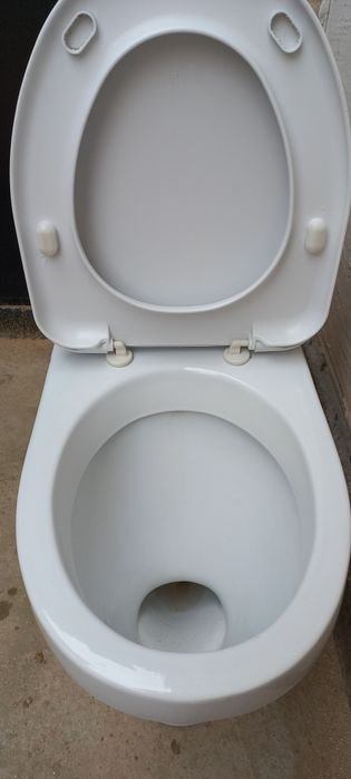 Унитаз. Продаётся унитаз чистая.