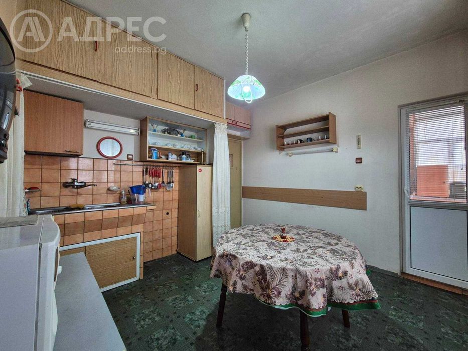 Тристаен апартамент, Център, 82 кв.м., ет. 2/4, тухла