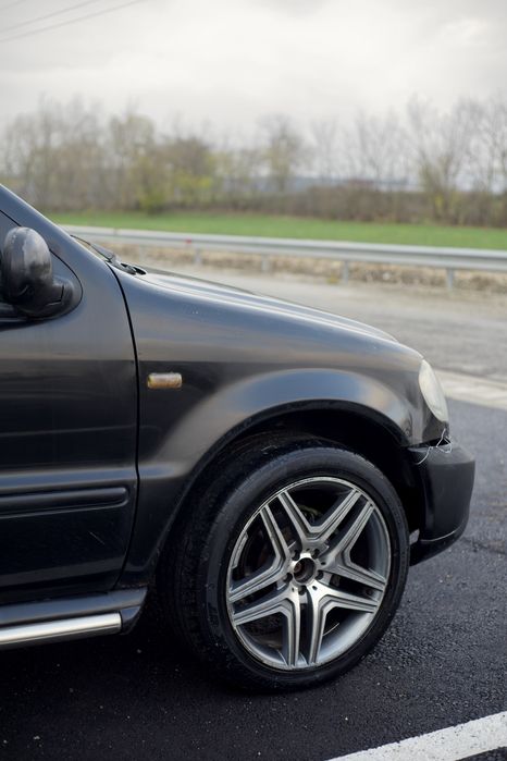 Dezmembrez Mercedes ML270 ML320 ML350 ML400 ML430 ML500 W163 usa far