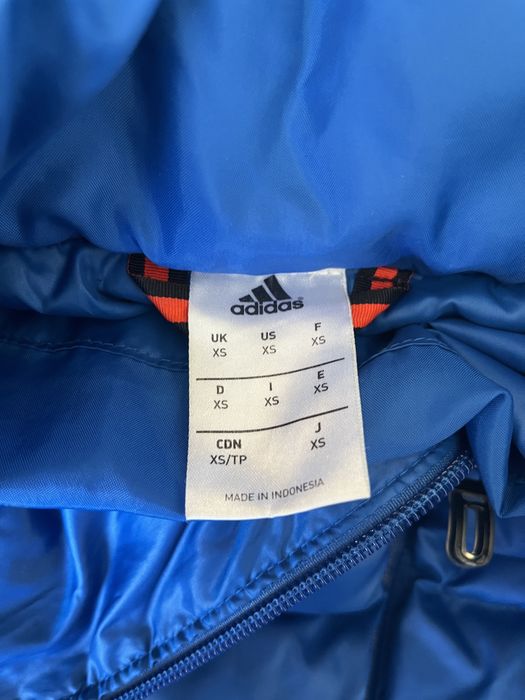Синий пуховик Adidas