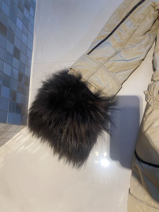 Geaca din blana naturala purtat o singura data de culoare crem cu mari