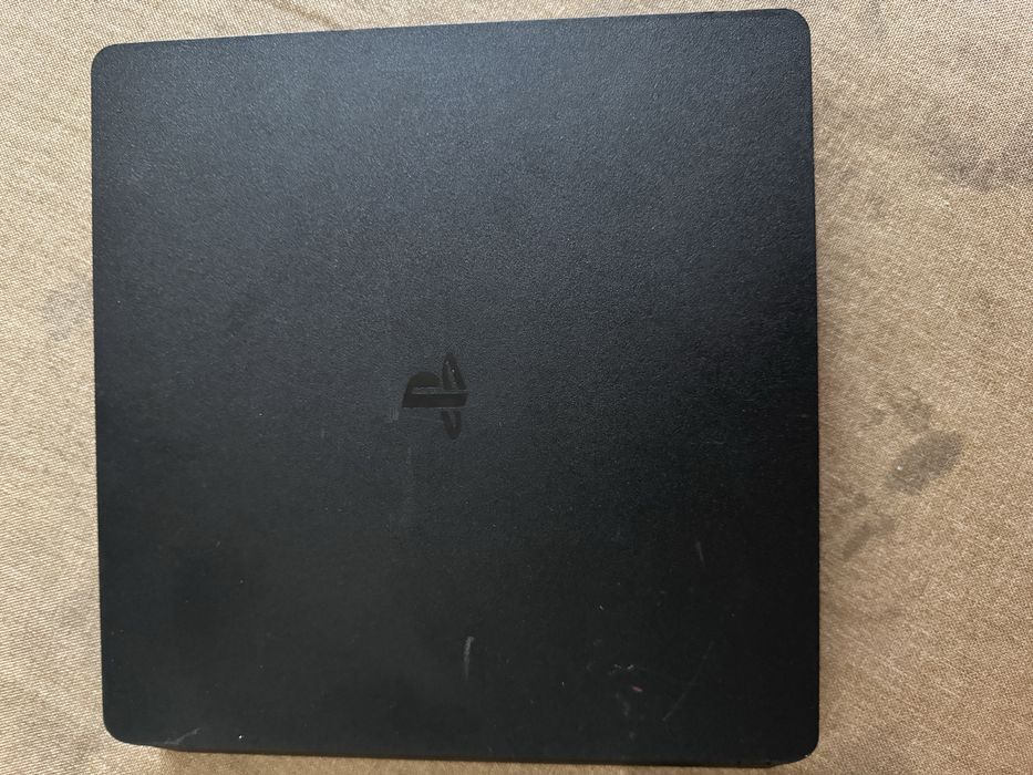Vand playstation 4 slim 512gb + 2 conteollere + 9 jocuri