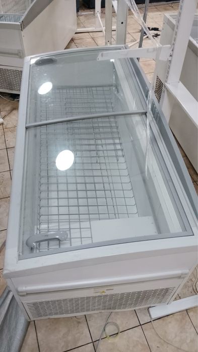 Морозильники и полки для магазина.
