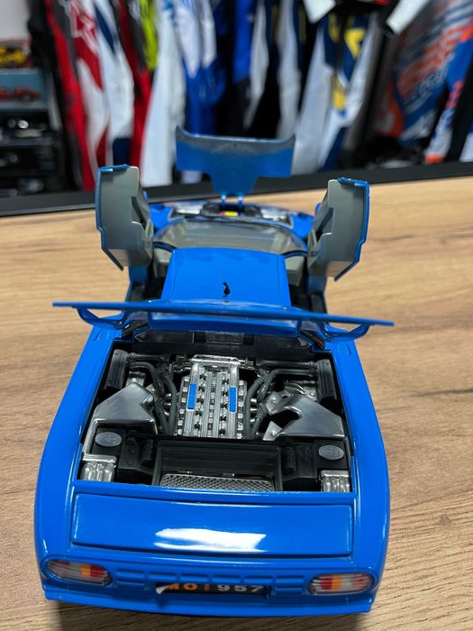 BBUARGO  колекционерски модел  макет BUGGATI EB 110 1:18 мащаб