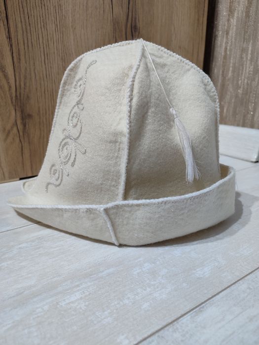 Продается национальный киргизский халат и головной убор  (ак-калпак)