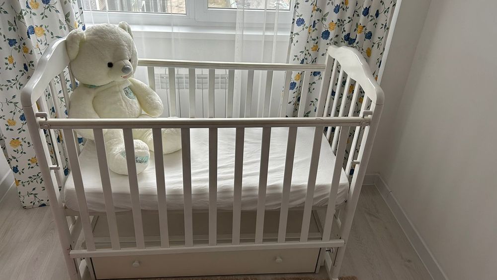 Детская кровать манеж с маятником