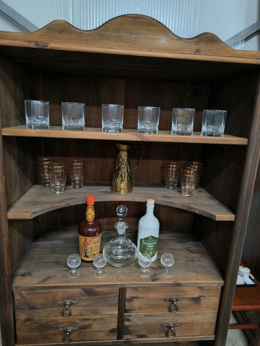 Красив шкаф за алкохол и вино с месингови дръжки