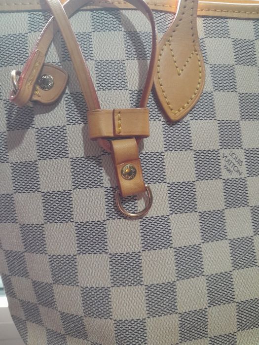 Vând gentuta Louis Vuitton