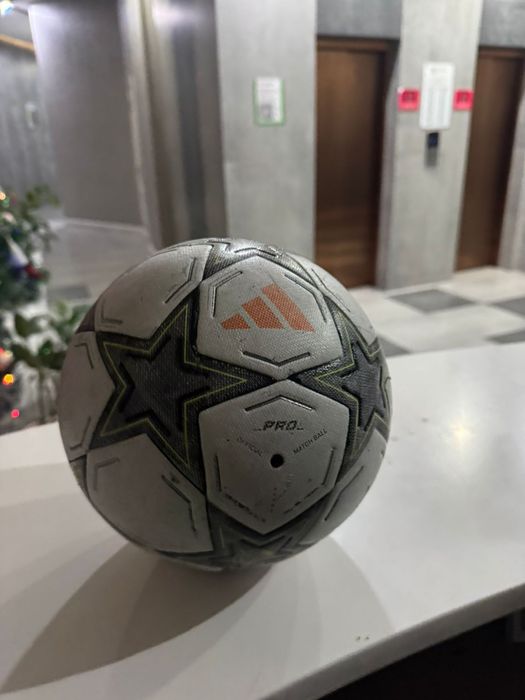 Футбольный мяч адидас