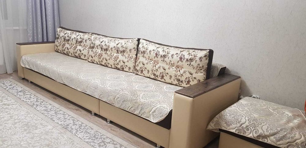 Диван с подушками с пуфом