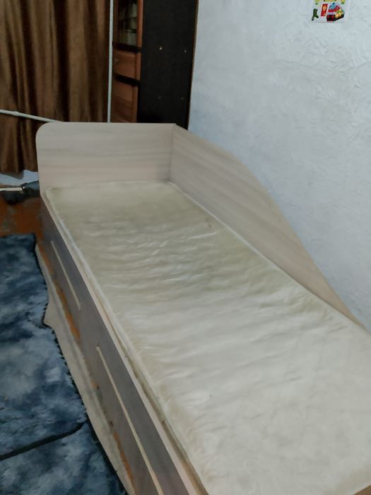Продам кровать с матрасом