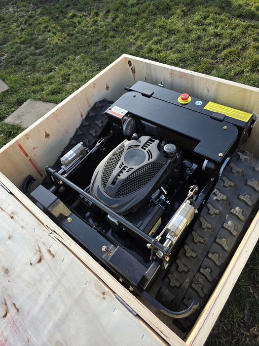 Robot de tuns și tăiat iarba Atlatech cu șenilă  ,comandat prin teleco