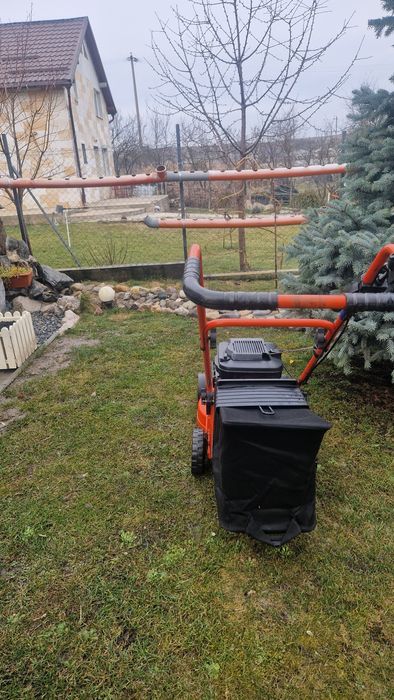 Vand masina de tuns iarba pe benzina