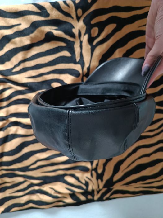 Bască neagră din piele falsă