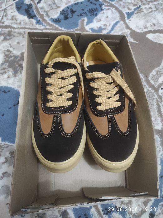Новые кроссовки  размер 40-41