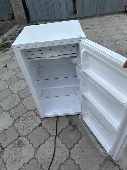 Продам мороженое аппарат и холодильник