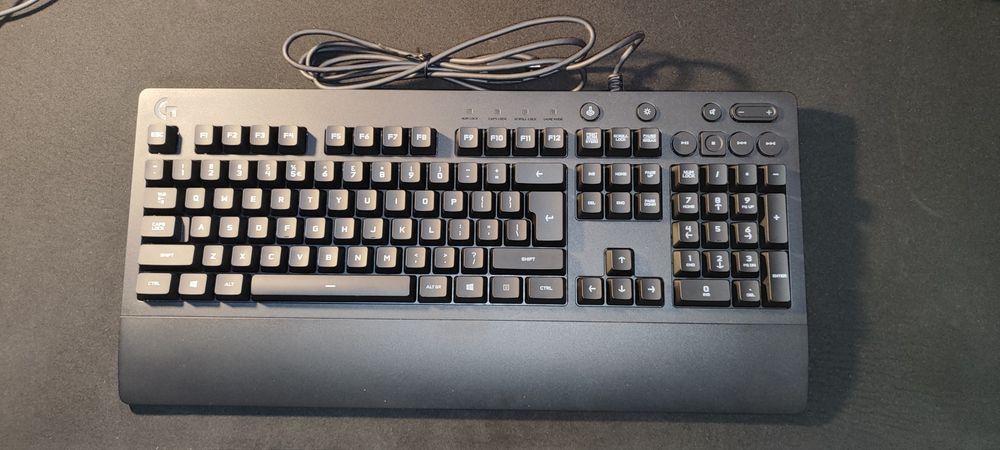 Геймърска клавиатура Logitech G213