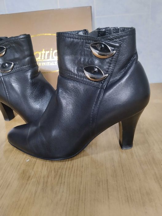 Женские ботинки в продаже.