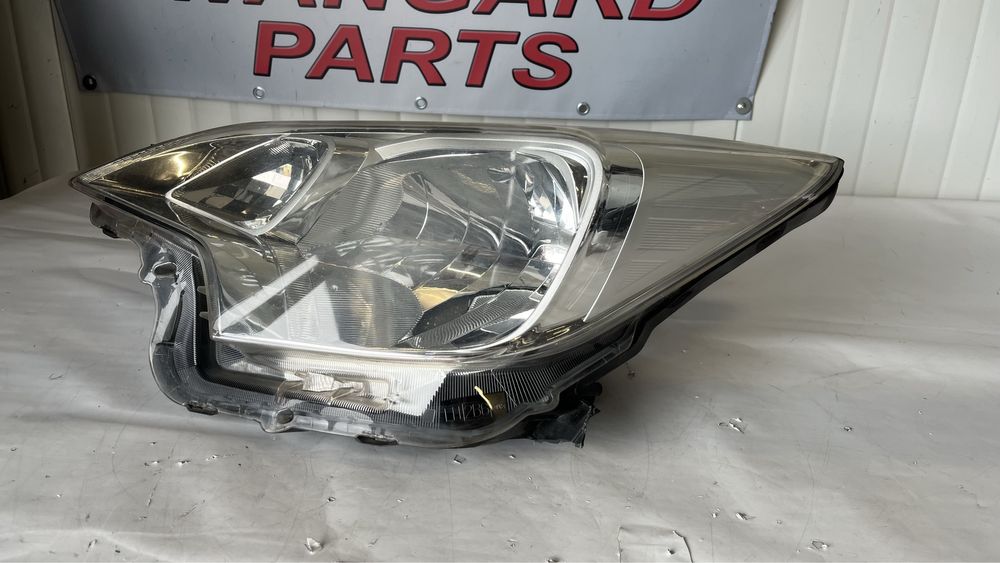 Ляв фар Toyota Verso S 2012-