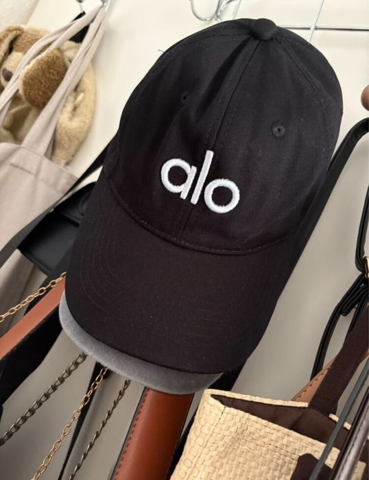 Шапка с козирка Alo Yoga