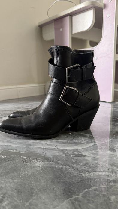 Обувь женская ,38 размер б/у 1 раз одела осенние казачки