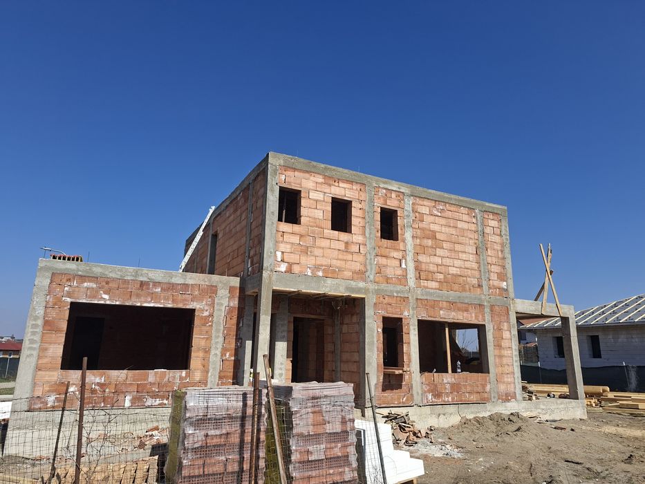 Firma constructii executa case la rosu-cheie, acoperise, etc