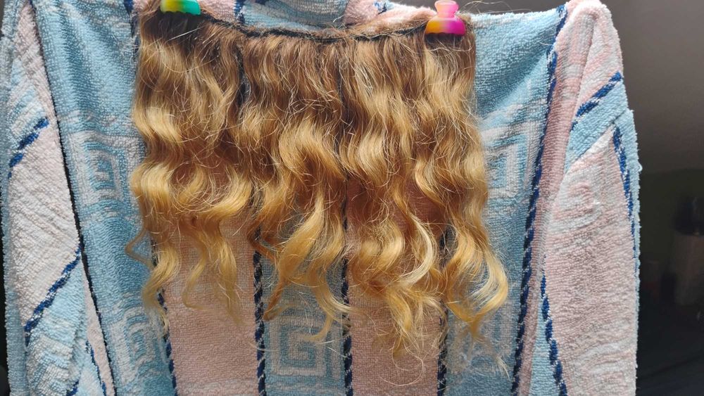 Продавам естествено къдрава коса.