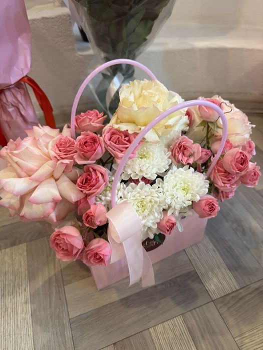 Букеты разные.