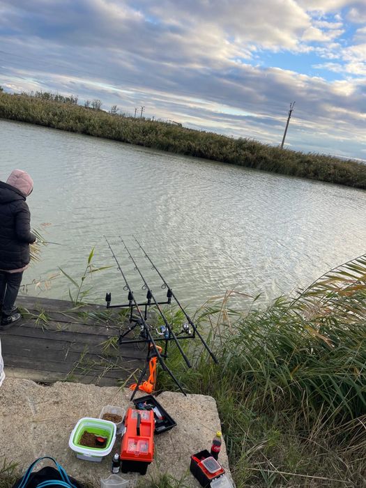CADOU 2 lansete -Rod Pod de pescuit – stabil, reglabil și gata de baltă!