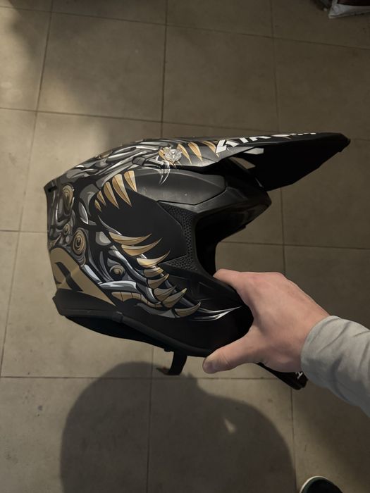 Каска AIROX Carboon със станция