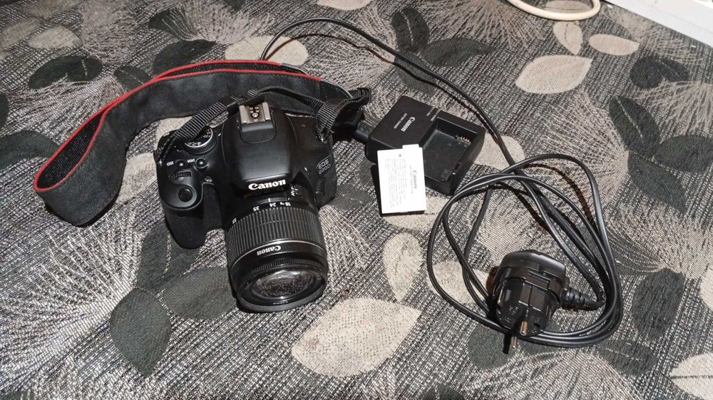 Полупрофесионслен фотоапарат canon eos 600d + обектив canon 18-55 mm