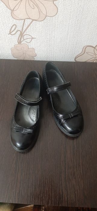 Продам детскую обувь