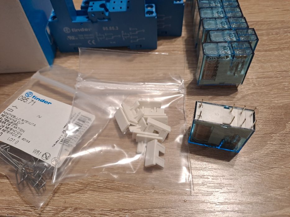 Set 10 bucăți releu Finder la 24VDC cu socluri și accesorii, NOI