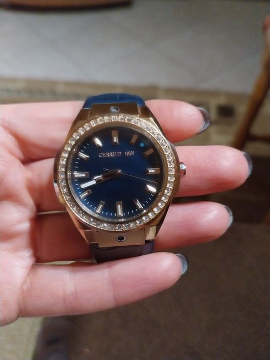 Ръчни дамски часовници GUESS и  CERRUTI 1881