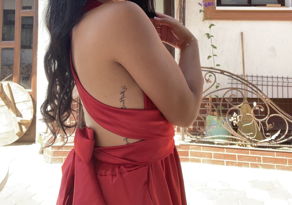 Rochie roșie Ramona Bădescu cu spatele gol