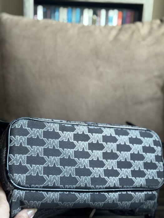 Раница на Michael Kors ,в отлично състояние.Никакви забележки