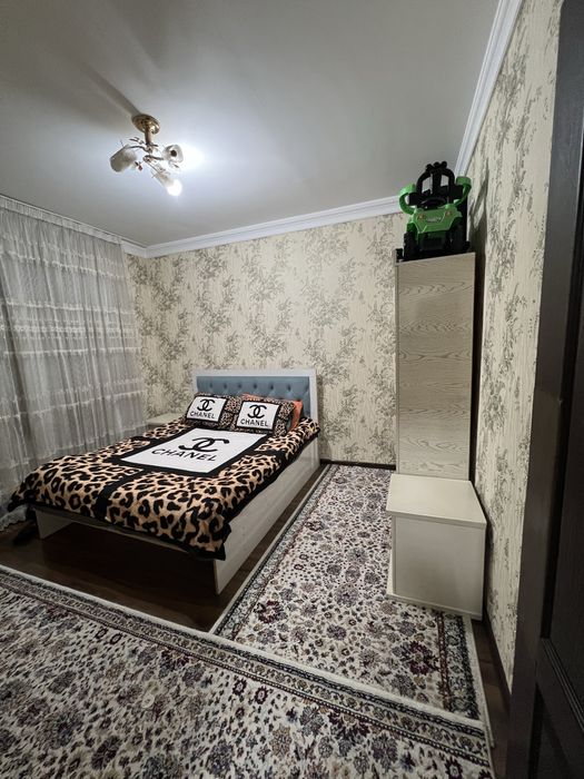 Продаётся квартира Юнусабад18 2 ком 1 этаж кирпичный дом 77 серия
