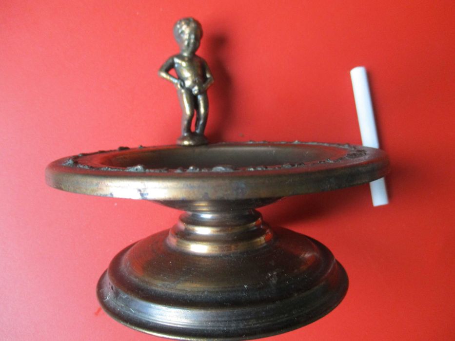 Красив стар меден пепелник