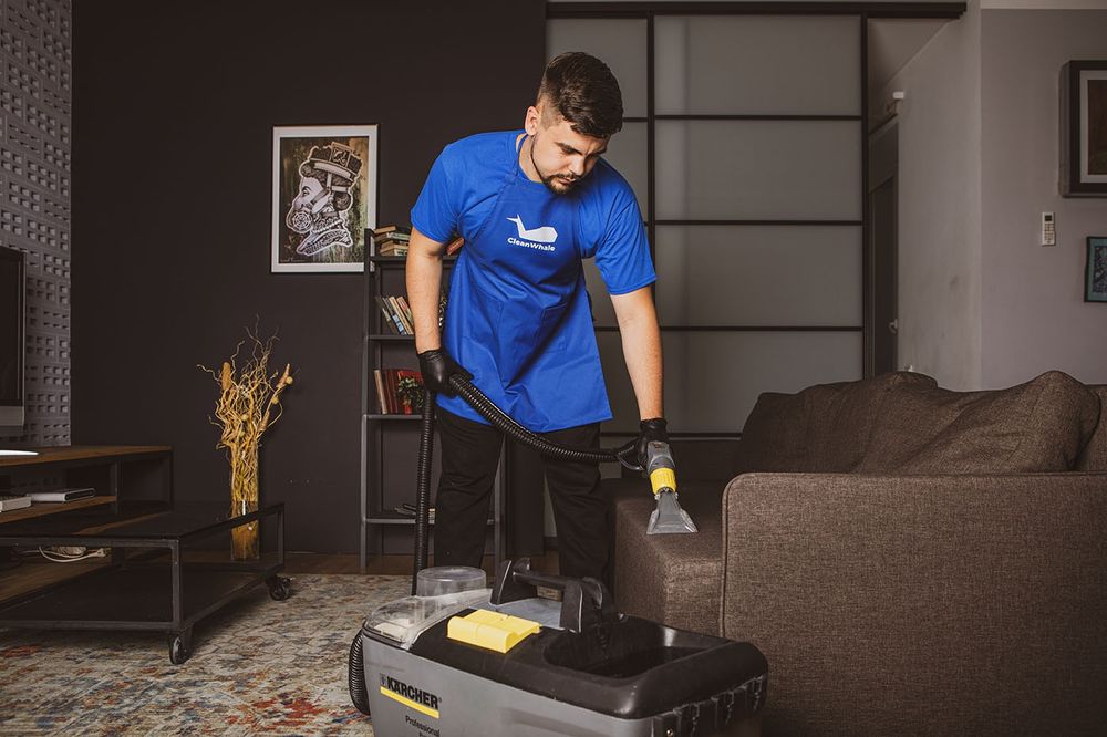 Компания  оказывает выездную химчистку мягкой мебели (див