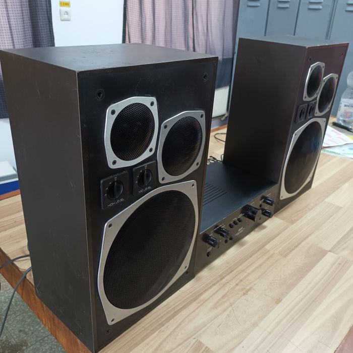 Boxe Universum LED 1500 și amplificator Akai AM 2200