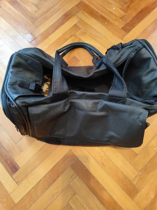 Vând două genți transport animale companie talie mica.