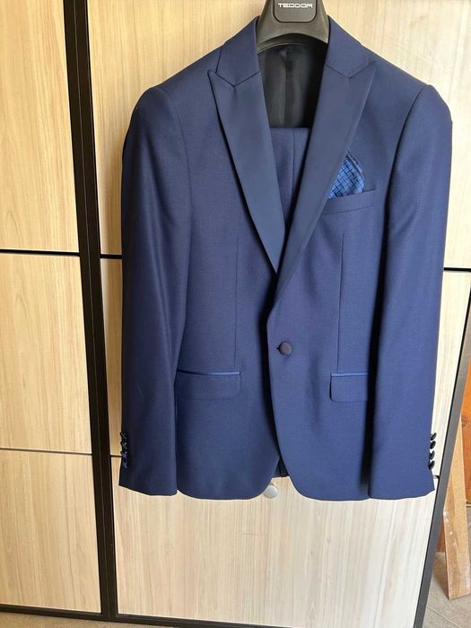 Абитуриентски костюм тъмно син