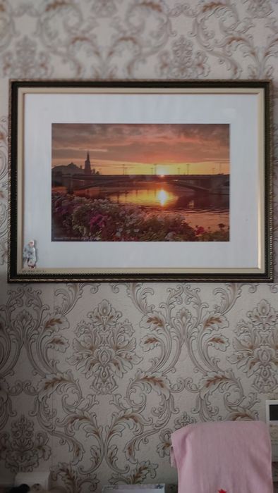 Продаётся  картинная рама со стеклом (можно без картины)  размером 87×