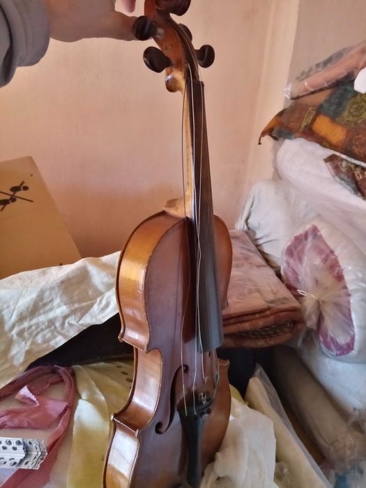 Стара цигулка с калъф