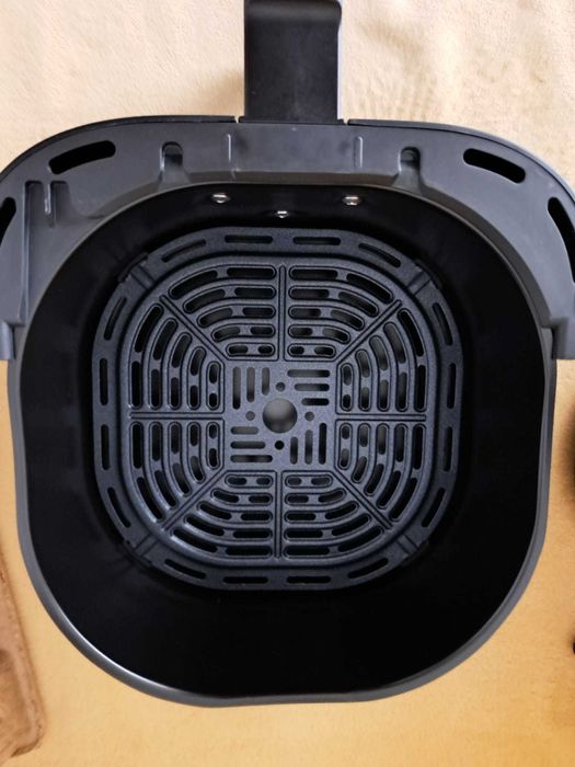 Friteuza cu aer cald Heinner HAF-B4BK1500