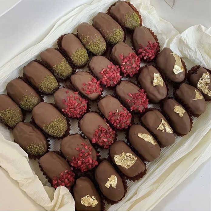 Финики клубника в шоколаде